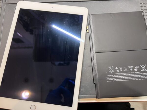 充電コードを差し込み続けないと起動しない！？本日はiPadAir2（アイパッド）のバッテリー交換をさせて頂きました！
